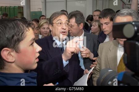 Il presidente del Real Madrid, Florentino Perez, attente ai tifosi che si lamentavano che la squadra era stata tolta dal pubblico, mentre il team del Real Madrid arrivava all'aeroporto di Glasgow, in Scozia. Real Madrid giocherà il Bayern Leverkusen nella finale della Champions League allo stadio Hampden Park di Glasgow. Foto Stock