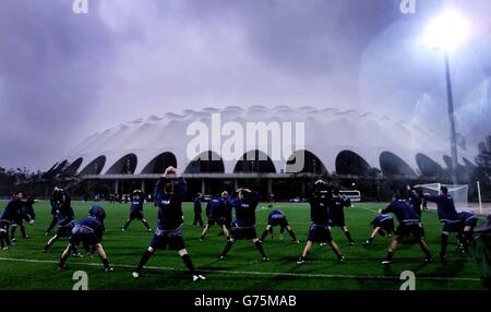 La squadra di calcio scozzese si allea sotto i riflettori su un campo di allenamento di fronte allo stadio della Coppa del mondo Busan, Busan, prima della partita contro la Corea del Sud. Foto Stock