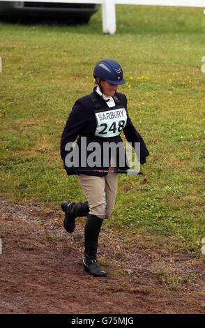 La Gran Bretagna Zara Phillips cammina sul corso di salto spettacolo prima di competere su MR Murt durante il terzo giorno del St James's Place Wealth Management Barbury International Horse Trials nel Wiltshire. Foto Stock