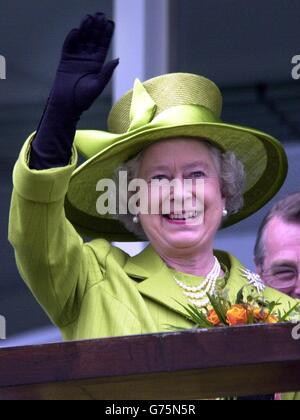 La regina Elisabetta II ondeggia alla folla a Epsom Downs, 2002, per la corsa del Derby. * 7/8/02: I festeggiamenti estivi del Giubileo d'Oro della Regina si concludono con una festa in giardino a Balmoral nelle Highlands scozzesi. E' il culmine di 14 settimane di viaggio in ogni regione del Regno Unito. Da maggio, la Regina e il Duca di Edimburgo hanno visitato 70 città e città in 50 contee in Inghilterra, Scozia, Galles e Irlanda del Nord. La schiacciante risposta pubblica al tour giubilare a livello nazionale ha sorpreso anche la Regina, che ha detto di essere profondamente commossa dal Foto Stock