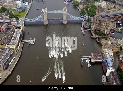 Vista aerea delle barche che passano dal Tower Bridge, all'inizio della Honda Formula 4-Stroke London Barcha a motore Grand Prix. La gara è la prima a passare attraverso la capitale in oltre quarant'anni, e si concluderà a Southend-on-Sea. Foto Stock