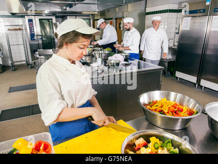 Apprendista cuoco paprika tagliati per pranzo. Foto Stock