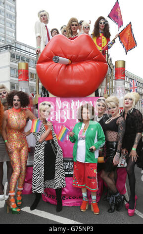 Jennifer Saunders (centro destra) e Joanna Lumley (centro sinistra) pongono in carattere lungo con esecutori di fronte al favoloso/Stolli (vodka) orgoglio nel galleggiante di Londra, vicino all'Hotel Langham, Londra. Foto Stock