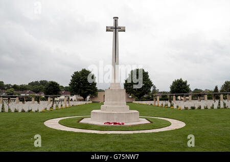 Croce di sacrificio e di lapidi in CWGC Ranville Cimitero di Guerra, Ranville, Calvados, Francia. Foto Stock