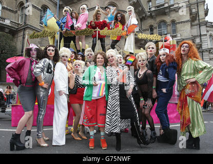 Jennifer Saunders (centro sinistra) e Joanna Lumley (centro destra) pongono in carattere lungo con esecutori di fronte al favoloso/Stolli (vodka) orgoglio nel galleggiante di Londra, vicino all'Hotel Langham, Londra. Foto Stock