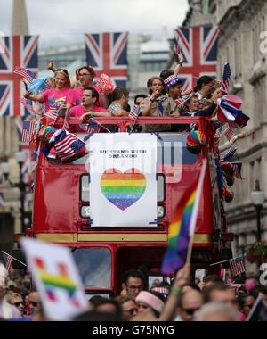 Un bus che mostra un messaggio di solidarietà alla città statunitense di Orlando durante l orgoglio di Londra parade, come si fa il suo modo attraverso le strade del centro di Londra. Foto Stock