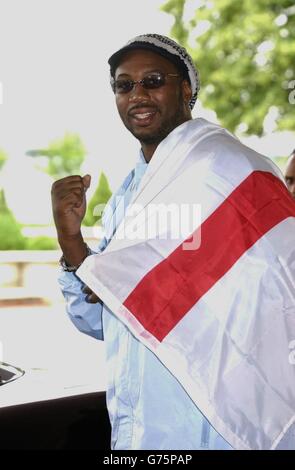 Campione britannico di pesi massimi del mondo, Lennox Lewis dopo una conferenza stampa all'aeroporto di Heathrow. Lewis è tornato dagli Stati Uniti dopo aver sconfitto l'ex campione del mondo dei pesi massimi, Mike Tyson, sabato scorso a Memphis. Foto Stock