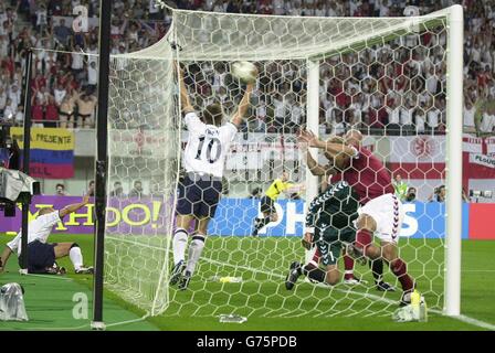 L'inglese Michael Owen (a sinistra) festeggia dopo che il portiere danese Thomas Sorensen ha segnato un gol da una testata Rio Ferdinand durante la seconda partita di Coppa del mondo tra Inghilterra e Danimarca al Big Swan Stadium di Niigata, Giappone. Foto Stock