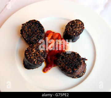 Burgos morcilla, salsicce di sangue con peperoni rossi serviti a Meson Del Cid Foto Stock