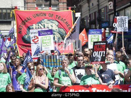 I lavoratori del settore pubblico attraversano il centro di Nottingham e partecipano alla passeggiata di un giorno come parte di aspri contenziosi su salari, pensioni, posti di lavoro e tagli alla spesa. Foto Stock