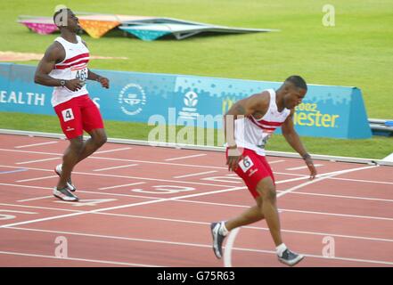 Englands Mark Lewis Francis (a destra) e Dwain Chambers solo attraversare la linea dopo le ferite, nella Commonwealth Games Mens 100 metri finale allo stadio City of Manchester. Foto Stock