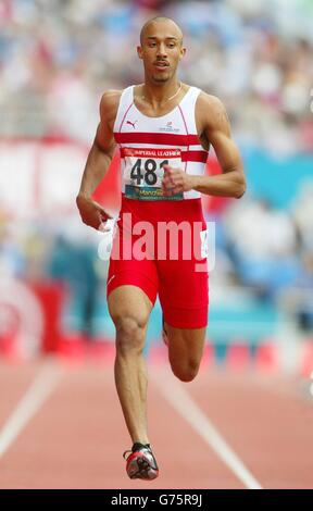 Chris Lambert in azione in Inghilterra durante il primo turno di qualificazione nei 200m uomini dei Giochi del Commonwealth 2002 al City of Manchester Stadium di Manchester. Foto Stock