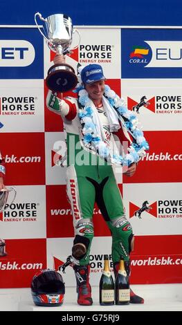World Super Bikes Championship a Brands Hatch, Kent UK. Il vincitore di gara 1 e 2 Colin Edwards of America si aggiudica il trofeo dopo aver vinto entrambe le gare sulla sua Honda VTR . Foto Stock
