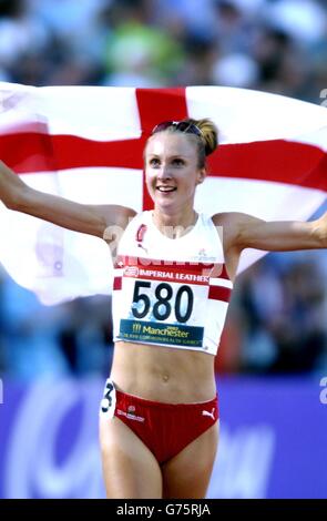 Paula Radcliffe in Inghilterra festeggia dopo aver vinto i 5000m durante i Giochi del Commonwealth del 2002 allo stadio City of Manchester, Manchester. Foto Stock