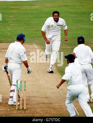 Anil Kumble (top) dell'India corre verso i suoi compagni di squadra in festa dopo aver preso il cazzo del capitano inglese Nasser Hussain (a sinistra) durante l'ultimo giorno del terzo test nPower a Headingley, Leeds. Foto Stock