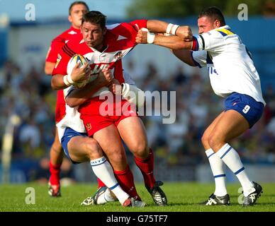 Wigan's Harvey Howard passa accanto a Nick Fozzard e Jon Clarke (R) di Warrington durante la partita della Tetley's Bitter Super League allo stadio Wilderspool di Warrington. Foto Stock