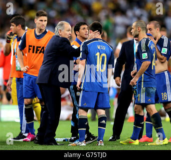 Il manager argentino Alejandro Sabella parla con il suo giocatore Lionel messi durante una pausa di gioco Foto Stock