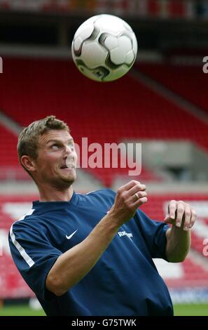 La nuova firma di Sunderland, Tore Andre Flo, presso lo Stadio di Light Ground del club. L'attaccante internazionale norvegese Flo e Marcus Stewart, l'ex attaccante di Ipswich, sono stati acquistati dal club per una quota complessiva di 10 milioni di euro. Foto Stock