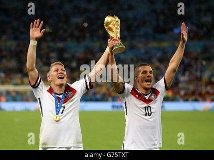 Il tedesco Bastian Schweinsteiger (a sinistra) e Lukas Podolski festeggiano la vittoria della Coppa del mondo dopo la finale della Coppa del mondo FIFA all'Estadio do Maracana, Rio de Janerio, Brasile. Foto Stock