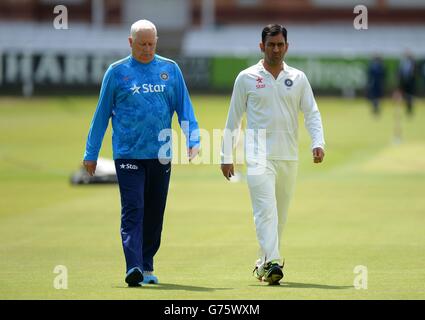 La MS Dhoni dell'India (a destra) e il capo allenatore Duncan Fletcher escono per una fotografia di squadra prima di una sessione di reti al Lord's Cricket Ground, Londra. Foto Stock