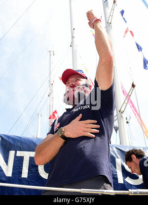 La Gran Bretagna Ollie Phillips festeggia alla fine del Clipper Round il World Race Finish a Londra. Foto Stock