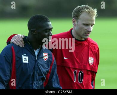 Il Kolo Toure Dennis Bergkamp dell'Arsenal lasciano il campo di allenamento dopo la fine dell'odierna sessione a London Colney, Hertfordshire. Foto Stock