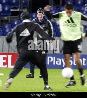 Il manager di Newcastle Bobby Robson (al centro) guarda l'allenamento allo stadio De Kuip di Rotterdam, in vista della partita della Champions League contro Feyenoord. Foto Stock