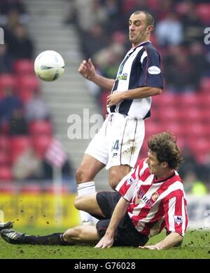 Stanislav Varga di Sunderland (in piedi) e Danny Dichio di West Bromwich Albion combattono per la palla, durante la loro partita di fa Cup al Third Round Stadium of Light Ground di Sunderland. Foto Stock