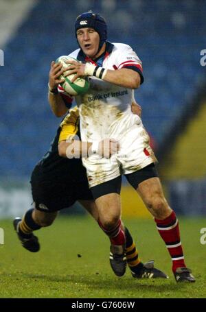 London Wasps / Ulster. Wasps Paul Volley cerca di fermare la Jonny Bell di Ulster, durante la loro partita di Heineken Cup Pool Two al Wasps' Loftus Road Ground, Londra. Foto Stock