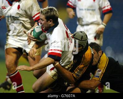 Wasps Joe Beardshaw (cappello di mischia) e Paul Volley Tackle Ulster's Paddy Wallace, durante la loro Heineken Cup Pool Two match al Wasps' Loftus Road Ground, Londra. Foto Stock