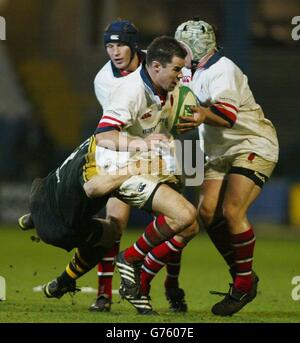 Paul Volley di London Wasps affronta Andy Ward di Ulster (con la palla), durante la loro Heineken Cup Pool due partite al Wasps' Loftus Road Ground, Londra. Foto Stock