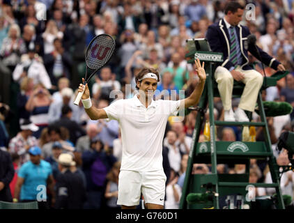 Roger Federer, in Svizzera, si affonda alla folla dopo aver battuto il Santiago Giraldo della Colombia durante il sesto giorno del Wimbledon Championships presso l'All England Lawn Tennis and Croquet Club, Wimbledon. Foto Stock