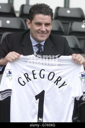 La nuova mangiatoia della contea di Derby John Gregory al Derby's Pride Park Ground. Gregory, è stato annunciato come il successore di Colin Todd è uscito come direttore di Aston Villa giovedì scorso, accusando una rottura nel suo rapporto con il presidente di Villa Doug Ellis. Foto Stock