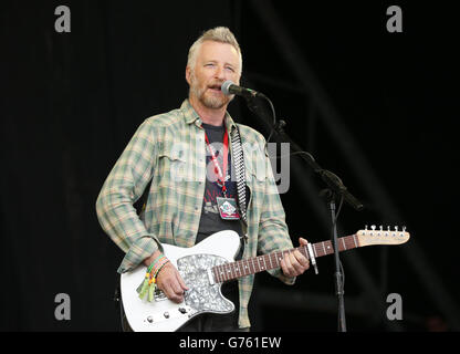 Billy Bragg canta sulla fase della Piramide prima di una rappresentazione del Balletto Nazionale Inglese di 'Lest We Forget' - sulla prima Guerra Mondiale - al Festival di Glastonbury, presso la Worthy Farm in Somerset. Foto Stock