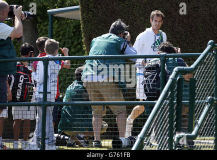 Andy Murray arriva all'Aorangi Park per una sessione di allenamento durante il settimo giorno dei Campionati di Wimbledon all'All England Lawn Tennis and Croquet Club di Wimbledon. Foto Stock