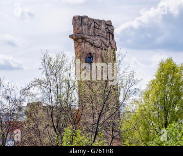 La donna si arrampica su parete di arrampicata sull'estremità settentrionale del Parco del Muro di Berlino. Esso è gestito dal Club Alpino Tedesco Foto Stock