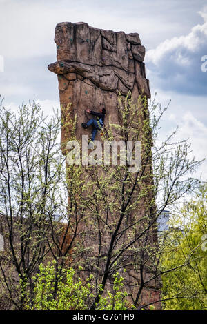 La donna si arrampica su parete di arrampicata sull'estremità settentrionale del Parco del Muro di Berlino. Esso è gestito dal Club Alpino Tedesco Foto Stock