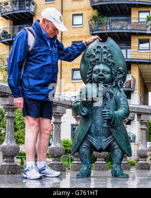 Senior l'uomo guarda statua dettaglio, lo zar russo Pietro il Grande monumento, Deptford, Londra Foto Stock