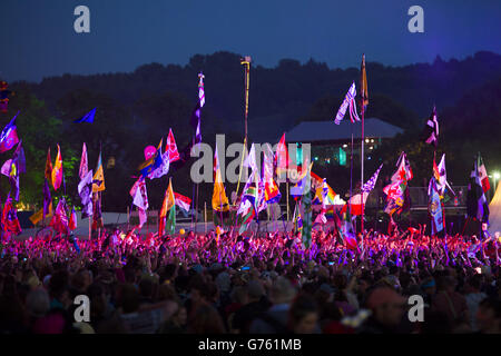 Vista generale della folla durante il set di Kasabian, al festival di Glastonbury, presso la Worthy Farm nel Somerset. . Foto Stock