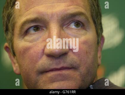 Graeme Souness, manager di Blackburn Rovers, parla con i media al campo di allenamento del club, la loro finale di Worthington Cup contro Tottenham Hotspur nel Millennium Stadium di Cardiff domenica. Foto Stock