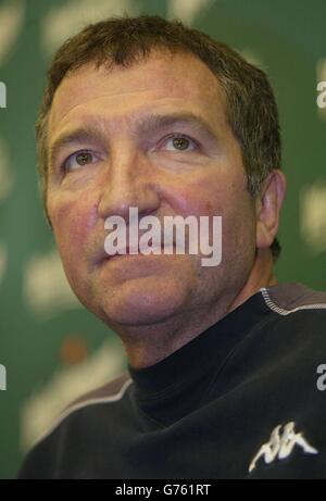 Graeme Souness, manager di Blackburn Rovers, parla con i media al campo di allenamento del club, la loro finale di Worthington Cup contro Tottenham Hotspur nel Millennium Stadium di Cardiff domenica. Foto Stock