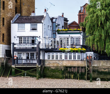 La prospettiva di Whitby, un tradizionale inglese storico riverside pub Foto Stock