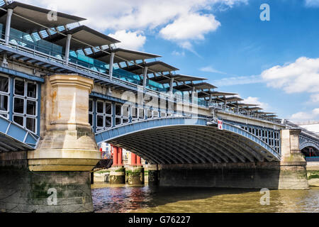 Ponte ferroviario Blackfriars attraverso il Tamigi con pannelli solari che forniscono energia verde alla stazione, Londra Uk Foto Stock