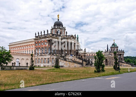 Università di Potsdam Universität, edifici storici esterno con colonne e sculture e grande scala. Nel Land di Brandeburgo, in Germania Foto Stock