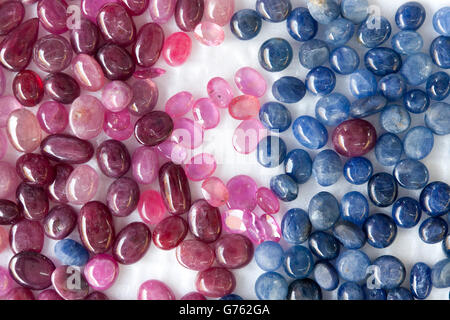 Rosa rosa quarzo e cianite. a forma di cerchio lucidato su sfondo bianco Foto Stock