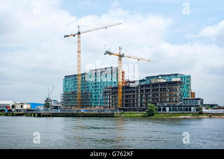 Londra, Greenwich, Enderby Wharf. Nuova costruzione di appartamenti di lusso e crociera terminale sul Tamigi. Sviluppo da parte di Barratts. Foto Stock