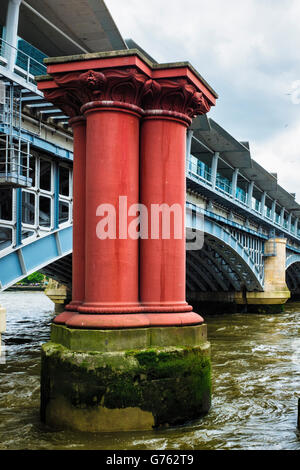 Blackfriars ponte ferroviario sul fiume Tamigi con pannelli solari che forniscono energia verde alla stazione, Londra Foto Stock