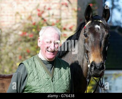 Allenatore di cavalli da corsa Ginger McCain con Amberleigh House, il cavallo che sta entrando nel Grand National, nella sua scuderia a Cheshire. Foto Stock
