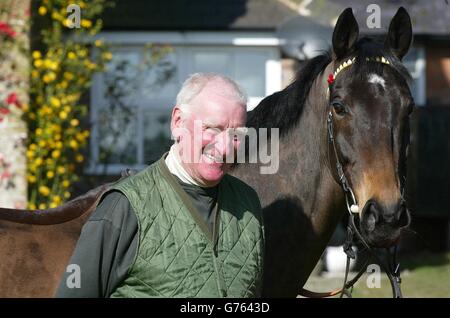 Allenatore di cavalli da corsa Ginger McCain con Amberleigh House, il cavallo che sta entrando nel Grand National, nella sua scuderia a Cheshire. Foto Stock