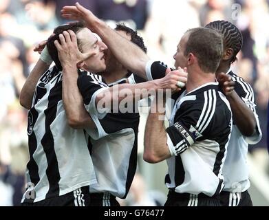 Alan Shearer (R), capitano della Newcastle United, dà al giocatore di obiettivo Andy 0'Brien (L) un picchiettino sulla testa dopo aver messo Unito di fronte a Everton durante la partita di premiership fa Barclaycard al St James's Park di Newcastle. Foto Stock